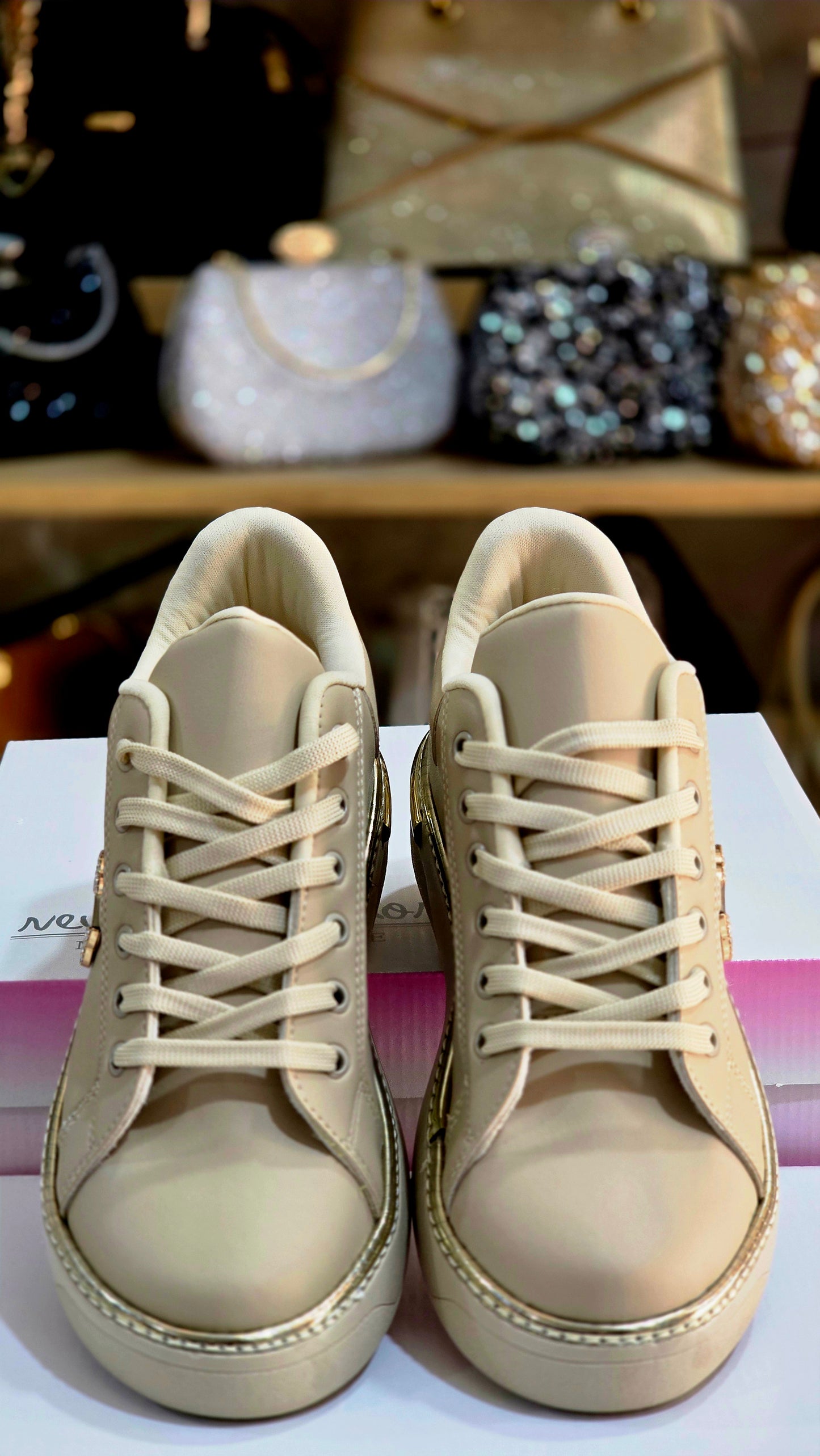 Gold Toka Detaylı Bağcıklı Kadın Spor Ayakkabı