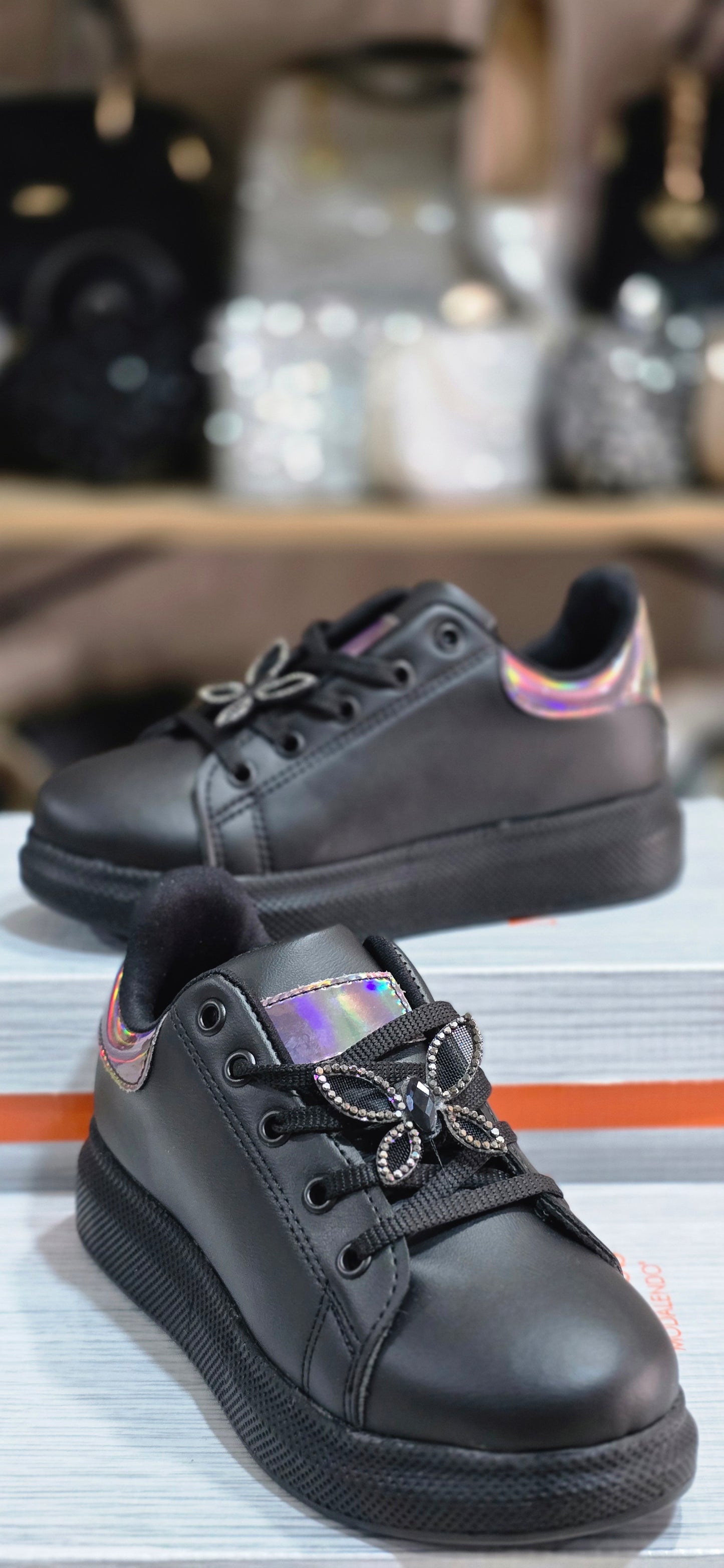 Kelebek Detay Siyah Deri Kız Çocuk Ayakkabısı